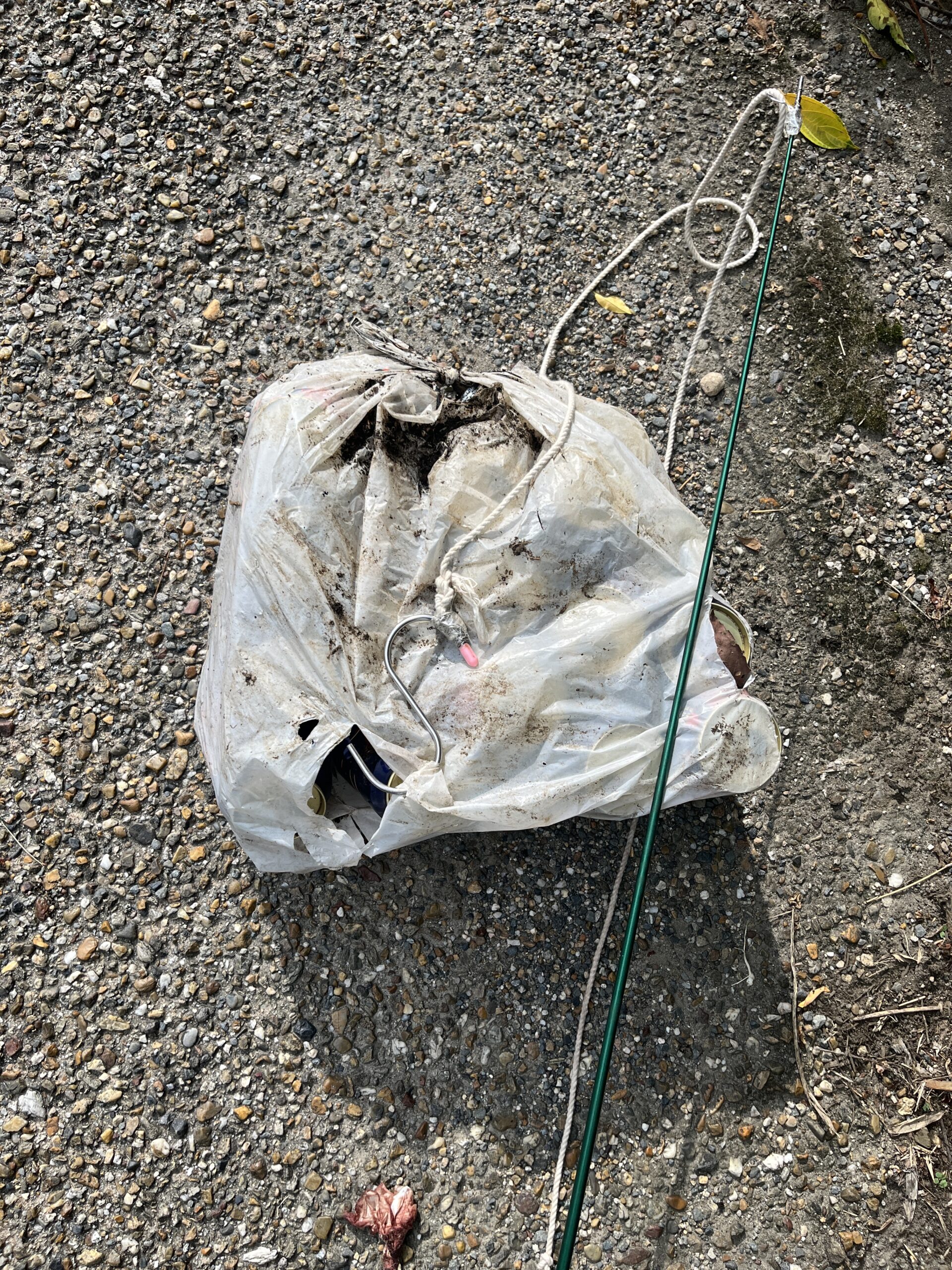 川辺のゴミ袋つり上げチャレンジ｜ビール缶だらけのゴミ袋を回収しました【幸運を拾うごみ拾い日記 】#95