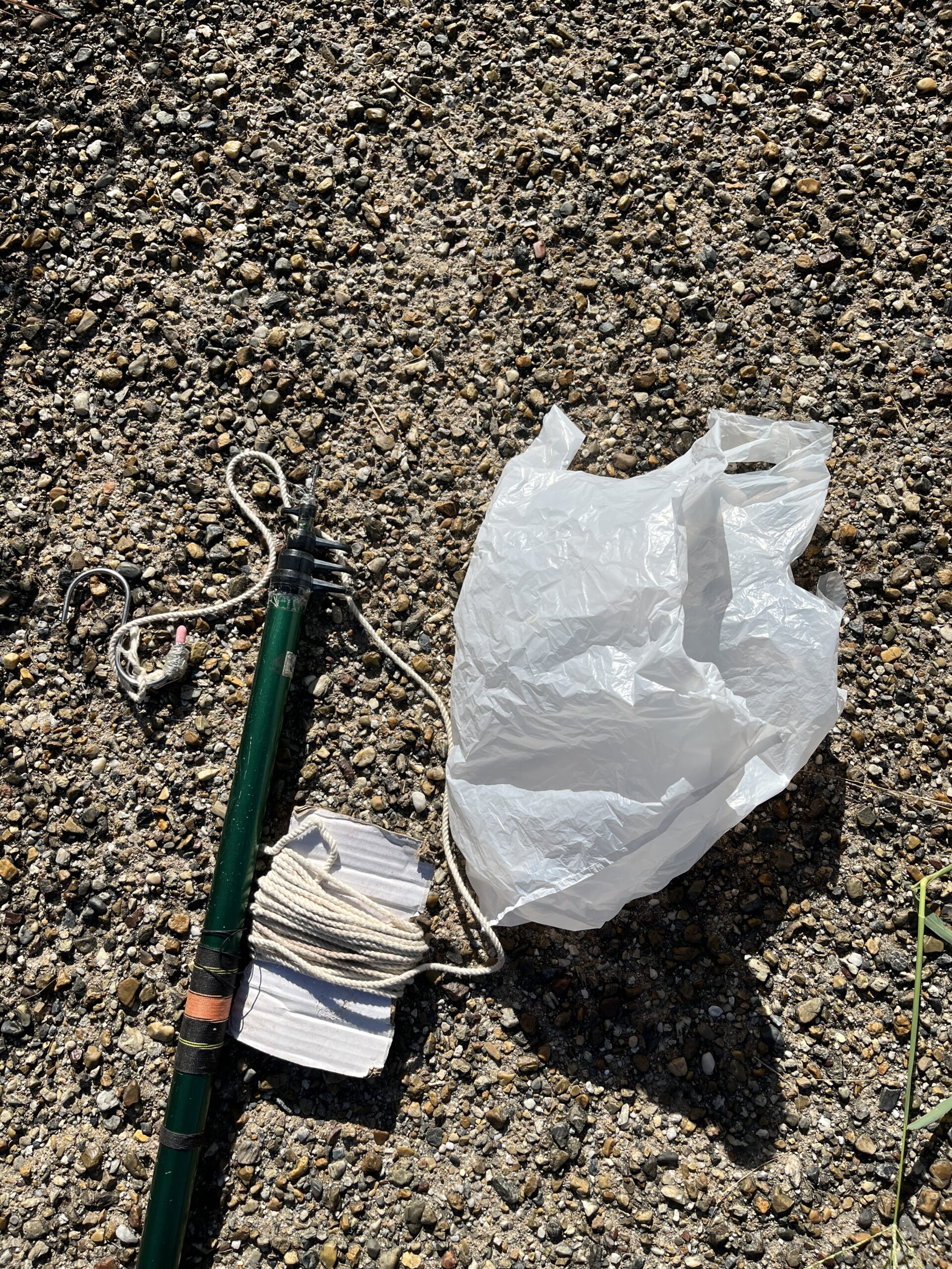 川辺のゴミ袋回収 ― 無理せず安全に取り組むことの大切さ【幸運を拾うごみ拾い日記 】#98