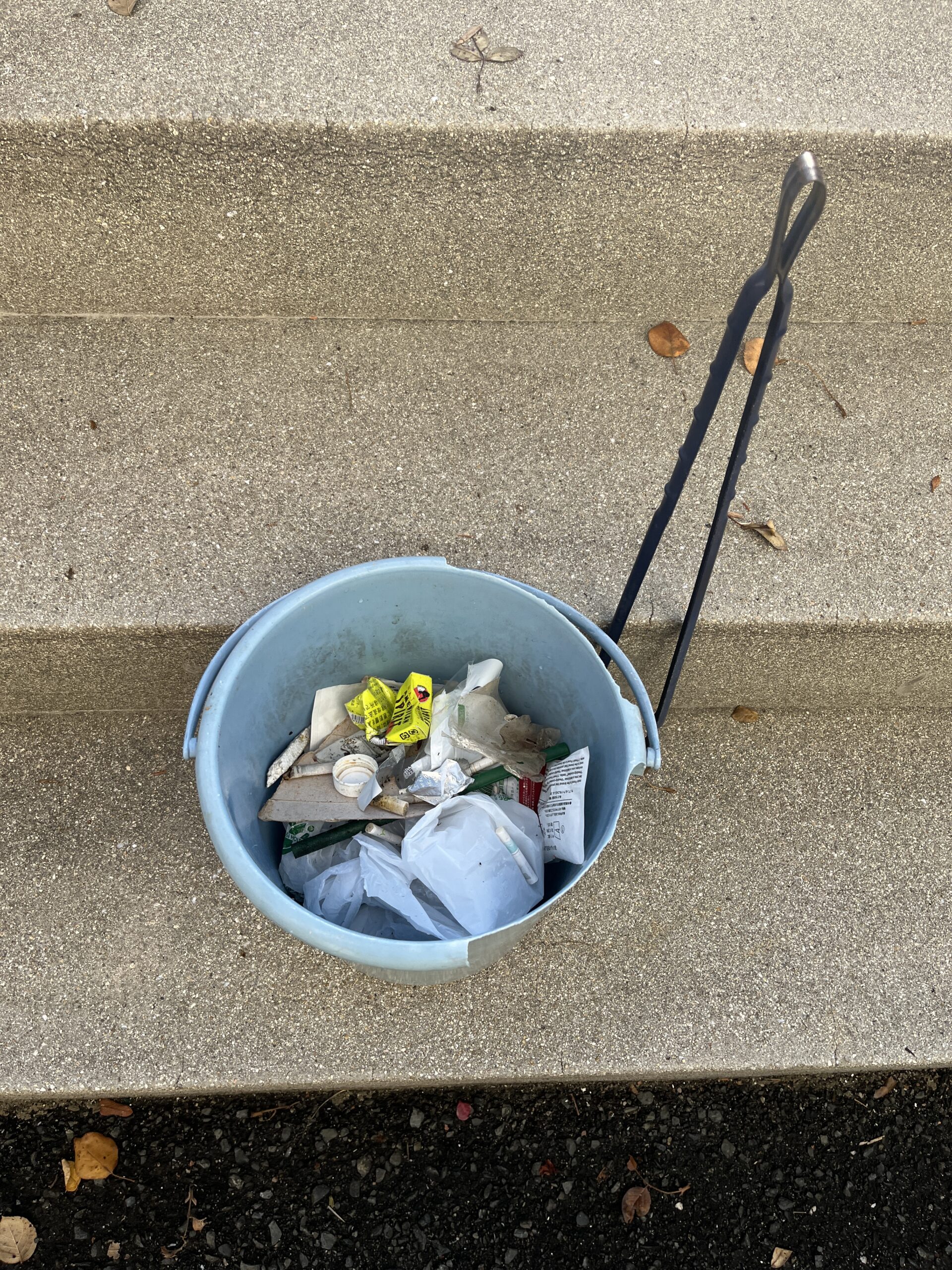 雨上がりの朝、川辺のゴミ袋を見て考えたこと #125