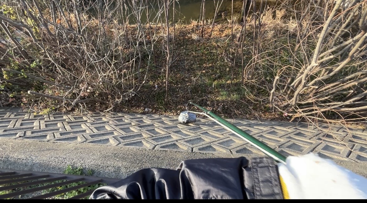 川辺で見つけた、気になっていた銀色のゴミ袋 #133