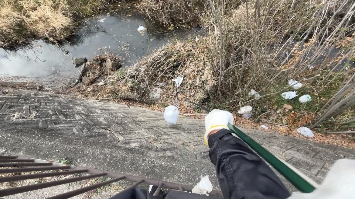 川辺のゴミ袋釣り上げ|今日は2袋救出 #141