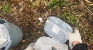 川辺のゴミ袋を開封した結果…中身は弁当容器ばかり｜見えなくなるゴミの現実