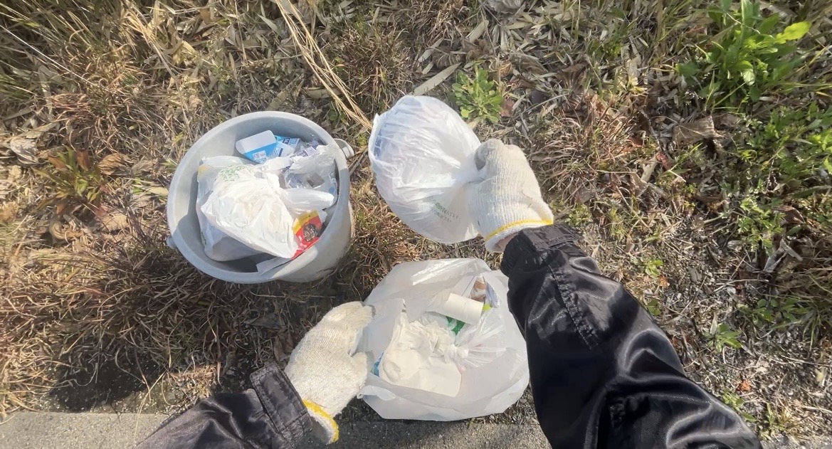 川辺の放置ゴミが引き起こすリスクとは?弁当容器だらけのゴミ袋を回収した現場レポート #174
