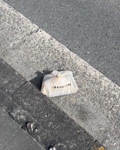 歩道で見つけた“からあげ弁当”が教えてくれたこと｜ゴミ拾いで事故防止
